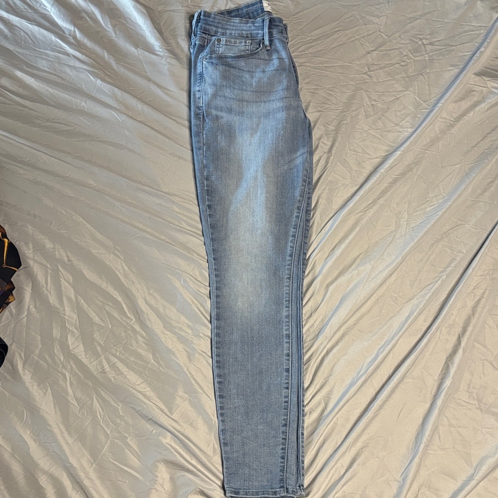 Denizen Levi’s Women’s Light Wash Mid Rise Skinny Jeans - Picture 3 of 7
